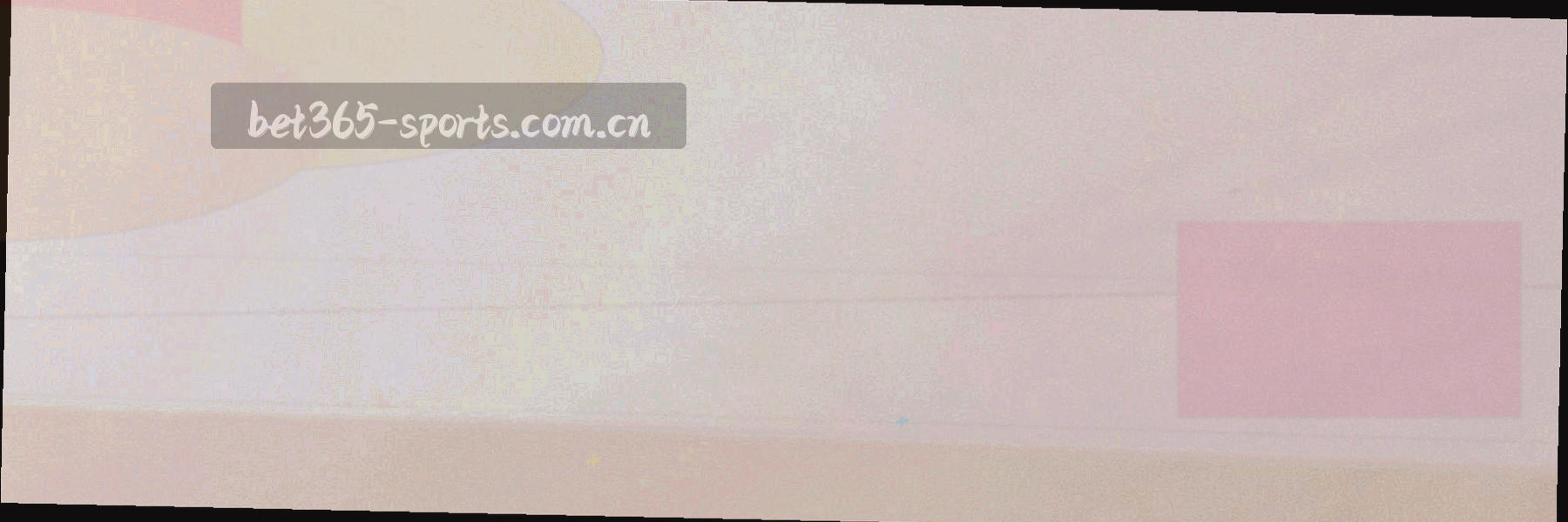 球场中线俯视的对称几何构图，中圈、中线与两侧边线形成重复线条，画面中没有人物与标识