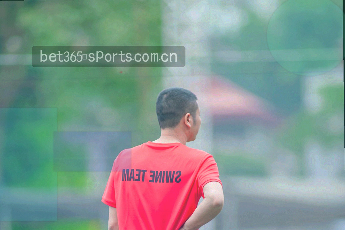 信封、笔记本与荧光笔的俯拍静物，用于说明数据纠错的提交方式
